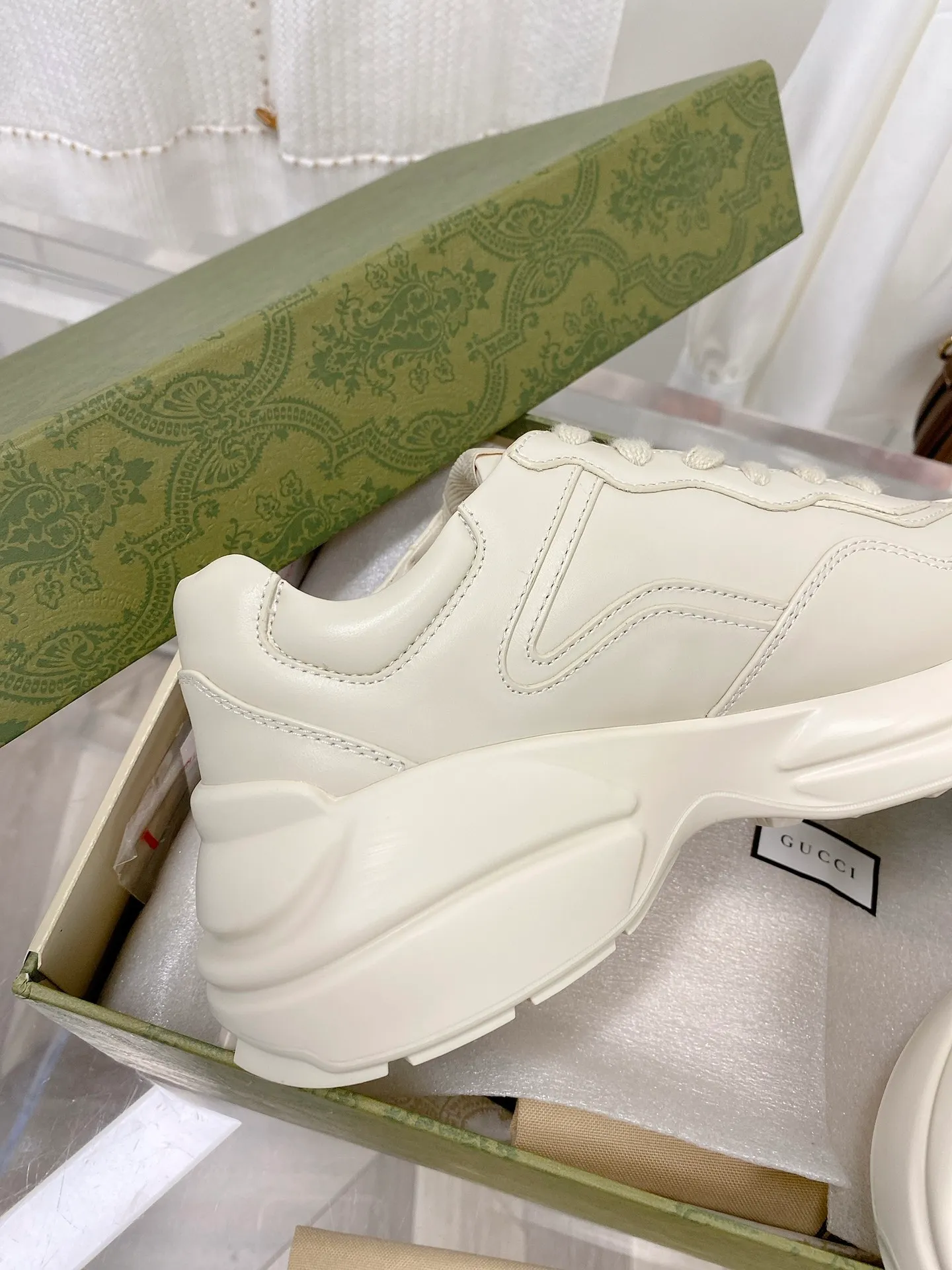 👟👟Ex-factory price 480👟👟 Women's Shoes Factory Upgraded Version 2022 Gucci Gucci top version couple's dad shoes series is new! 🖤 ⚠GG couple’s dad shoes have been popular in recent years; new colors are updated constantly; Gucci has updated new colors in 2022, and our home and counters have new ones at the same time. This classic dad shoe has celebrities and Internet celebrities Anchors and others are sure to plant grass and call ❤ Classic fashion style, distressed leather surface, 5D drawing printing; mixed surface splicing colors, etc... Original customization (off-white eco-friendly cowhide, first layer of cowhide inside), original outsole... Shiny colorful drawings embellish the sides of the shoe body, old color rubbing, package production technology, 1:1 creation / only to make the best shoes. Size: Women’s 35-45